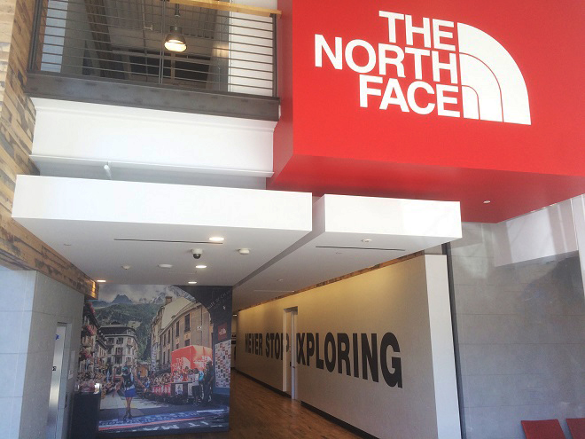 Uitbreiden dans Vermomd The North Face HQ Visit | CARRYOLOGY