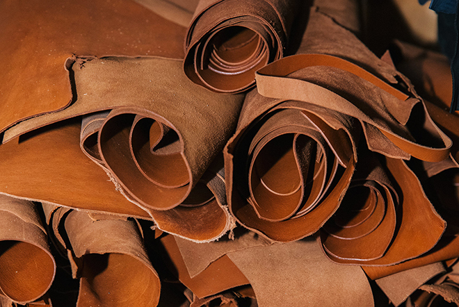 Canvas vs Leather: Timeless Fabrics - Carryology - Exploring better ways to  carry