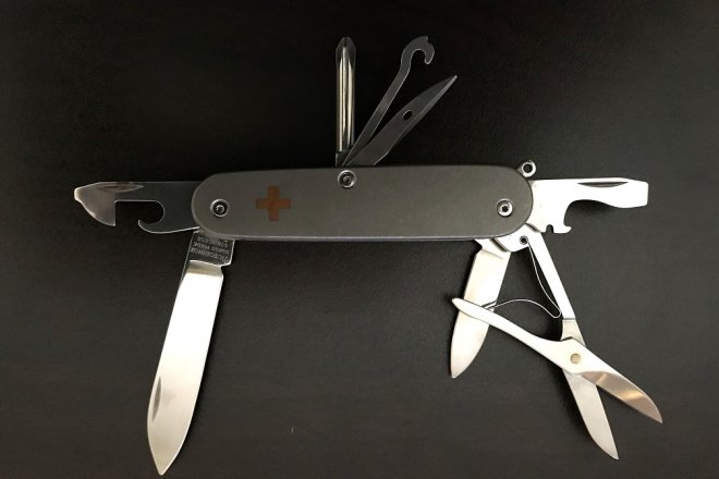 A Beginner&#8217;s Guide to Custom Made Swiss Army Knives (SAKs)