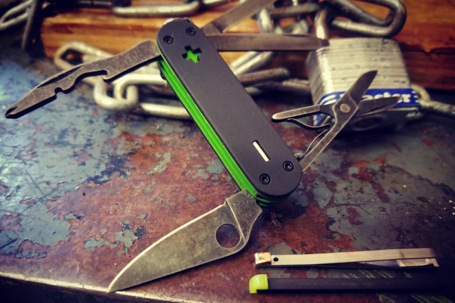 A Beginner&#8217;s Guide to Custom Made Swiss Army Knives (SAKs)
