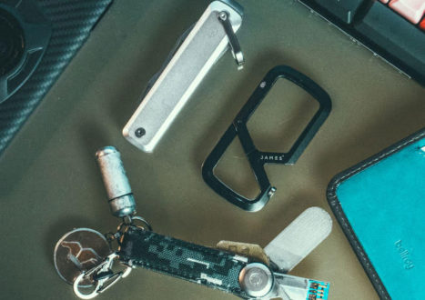 What's In My Pockets: Blackout Keychain EDC I CARRYOLOGY