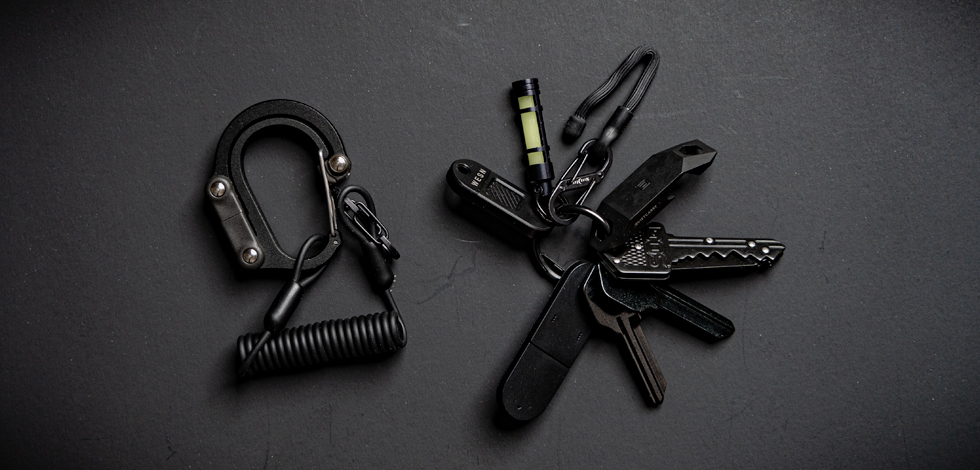 What's In My Pockets: Blackout Keychain EDC I CARRYOLOGY