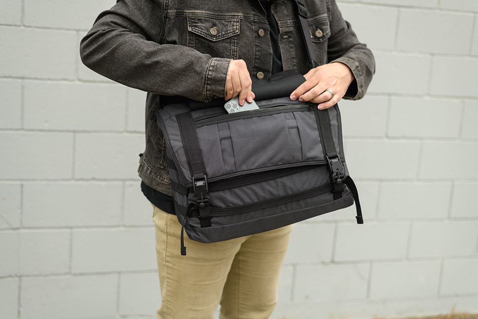 Khyte : Weatherproof Laptop Messenger Bag