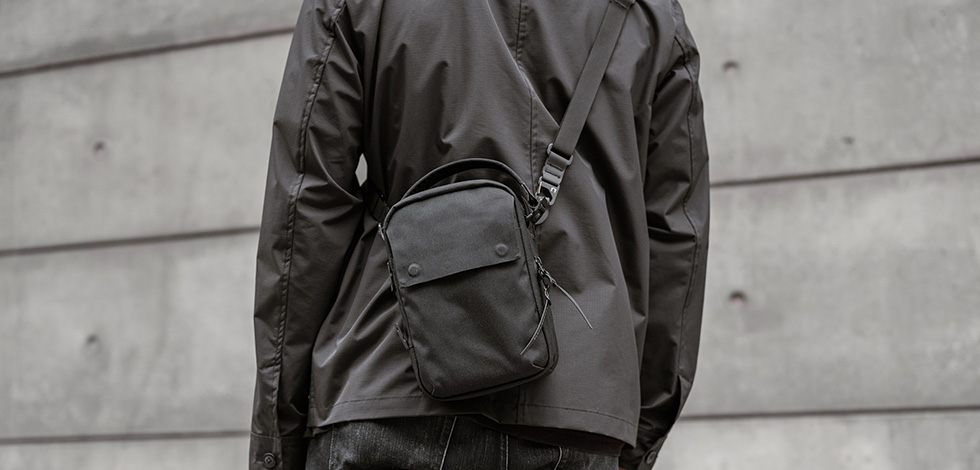 Black Ember Kompak Crossbody Bag