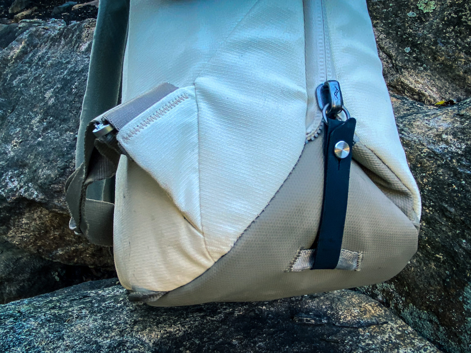 Peak Design Everyday Totepack 日用背包:底部 Peak Design Everyday Totepack 日用背包:底部
