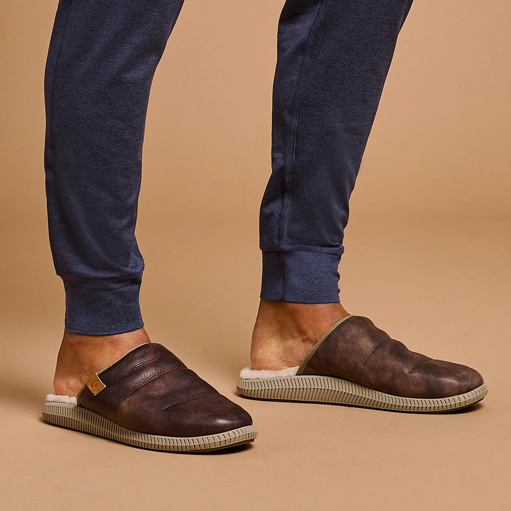 Christmas Gift Guide 2022 | The Homebody - OluKai Mua 'lli Slipper