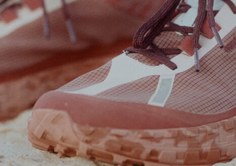 TRAIL RUNNING SHOES IN DIRT