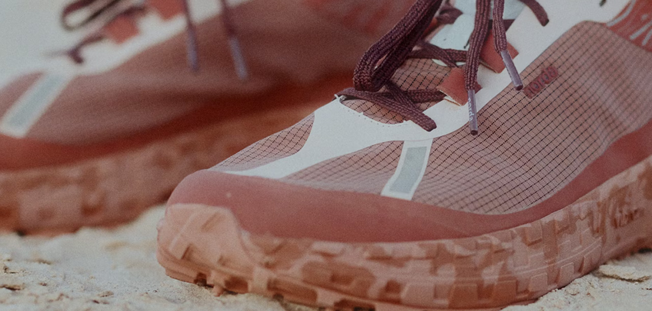 TRAIL RUNNING SHOES IN DIRT
