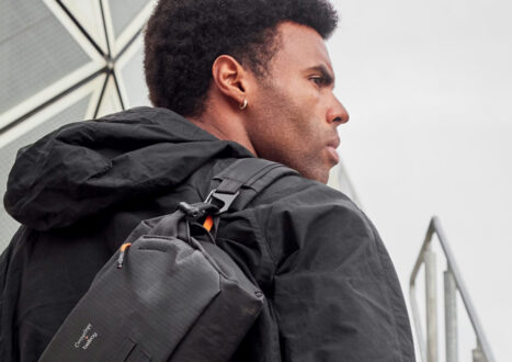 MODEL CARRYING LEATHER SLING IN CITY