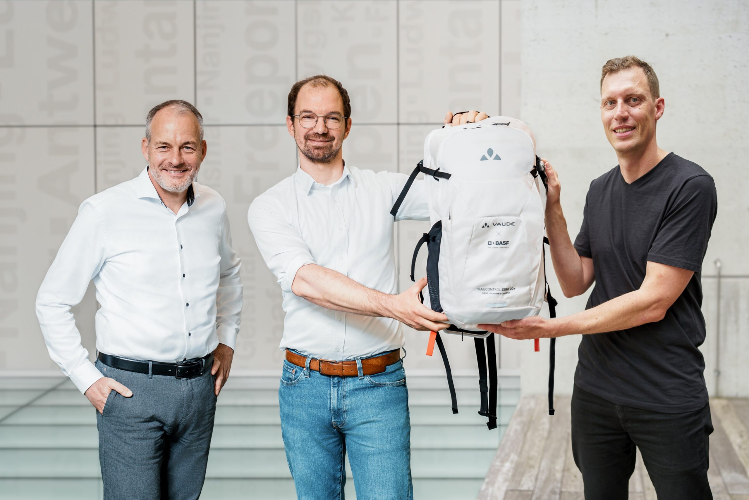 Frank Reil, Marcel Schmitt (both BASF) and René Bethmann (VAUDE) with the TRAILCONTROL ZERO 20+